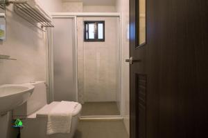馬公市的住宿－澎湖森源民宿 SunYoung，带淋浴、卫生间和盥洗盆的浴室