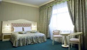 - une chambre avec un lit, une chaise et une fenêtre dans l'établissement Pensiunea Crystal II, à Valea Lupului