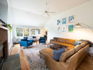 sala de estar con sofá y chimenea en Berkshire Vacation Rentals: Great Barrington Walkable To Lake And Town, en Great Barrington