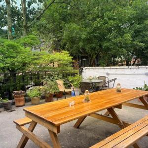 einem Picknicktisch aus Holz auf einer Terrasse in der Unterkunft La Familia Hostel - Manila in Medellín