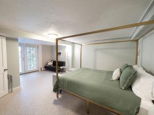 1 dormitorio con cama con dosel en una habitación en Berkshire Vacation Rentals: Great Barrington Walkable To Lake And Town, en Great Barrington