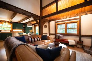 Posezení v ubytování Berkshire Vacation Rentals: Stonebridge Cabin: Modern Amenities Enjoy Nature