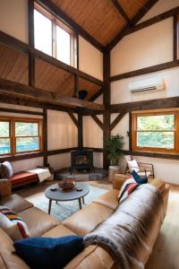 Uma área de estar em Berkshire Vacation Rentals: Stonebridge Cabin: Modern Amenities Enjoy Nature