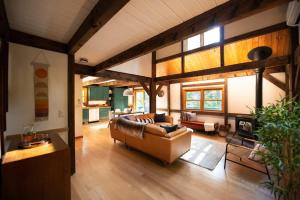 Khu vực ghế ngồi tại Berkshire Vacation Rentals: Stonebridge Cabin: Modern Amenities Enjoy Nature