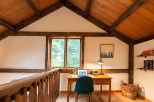 Ảnh trong thư viện ảnh của Berkshire Vacation Rentals: Stonebridge Cabin: Modern Amenities Enjoy Nature ở Lee