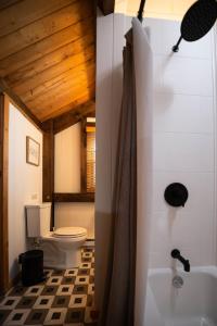 Phòng tắm tại Berkshire Vacation Rentals: Stonebridge Cabin: Modern Amenities Enjoy Nature +31 ảnh