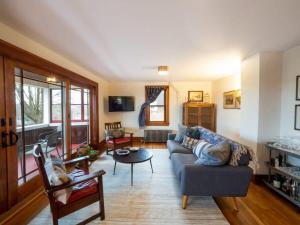 uma sala de estar com um sofá e uma mesa em Berkshire Vacation Rentals: Centrally Located Historical Home em Lee