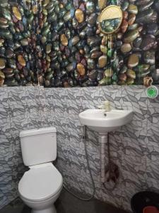 een badkamer met een toilet en een wastafel bij Sun Valley Hostel in El Nido
