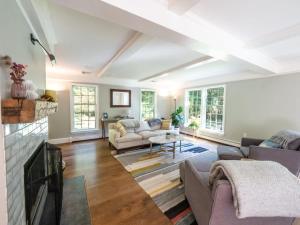 uma sala de estar com um sofá e uma lareira em Beautiful House In The Woods Huge Yard Hot Tub em Great Barrington