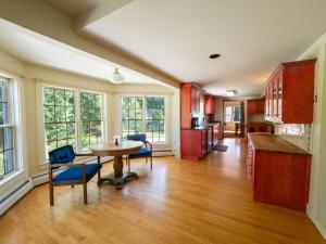 eine Küche mit einem Tisch und Stühlen im Zimmer in der Unterkunft Berkshire Vacation Rentals: Renovated Five Bedrooms In Historic Williamstown in Williamstown