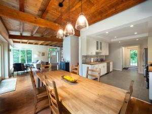 cocina y comedor con mesa de madera y sillas en Berkshire Vacation Rentals: High End Berkshires Getaway 