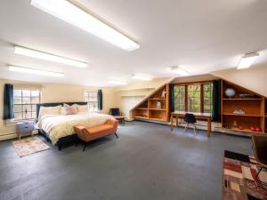 - une grande chambre avec un grand lit et un canapé dans l'établissement Berkshire Vacation Rentals: Renovated Five Bedrooms In Historic Williamstown, à Williamstown