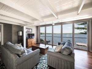 Uma área de estar em Amesbury: Lake Front Dream Vacation Private Dock
