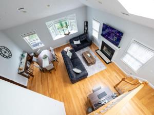 uma vista superior de uma sala de estar com um sofá e uma lareira em Swampscott Retreat Four Bedrooms Come Unwind em Swampscott
