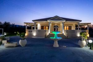 una casa con tres jarrones delante en Hidden Heaven Luxury Villa, en Ambelókipoi