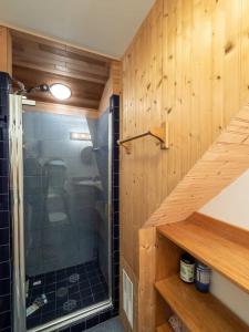 uma pequena casa de banho com um chuveiro e uma escada em Berkshire Vacation Rentals: Spacious & Serene Berkshires Retreat In The Woods em West Stockbridge