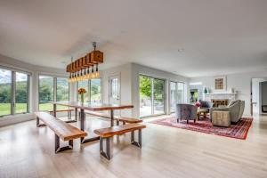 un grand salon avec une table et un canapé dans l'établissement Berkshire Vacation Rentals: The Brookman: Renovated 6000 SF Estate On 40 Acres, à Williamstown