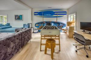 una sala de estar con un barco en la pared en Berkshire Vacation Rentals: The Brookman: Renovated 6000 SF Estate On 40 Acres, en Williamstown