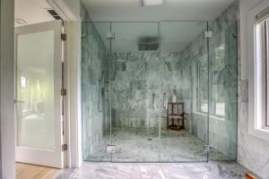 ducha en una habitación con puerta de cristal en Berkshire Vacation Rentals: The Brookman: Renovated 6000 SF Estate On 40 Acres, en Williamstown
