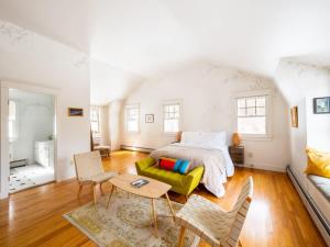 ein Schlafzimmer mit einem Bett und einem Tisch und Stühlen in der Unterkunft Classic Stockbridge Cottage in Stockbridge