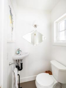 ein weißes Badezimmer mit Toilette und Waschbecken in der Unterkunft Classic Stockbridge Cottage in Stockbridge + 46 Fotos