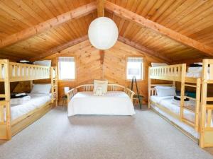 Habitación con 4 literas en una cabaña de madera. en Berkshire Vacation Rentals: Beautiful Barn Style Home On Otis Reservoir, en East Otis