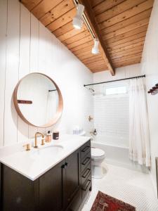 y baño con lavabo y espejo. en Berkshire Vacation Rentals: Beautiful Barn Style Home On Otis Reservoir, en East Otis