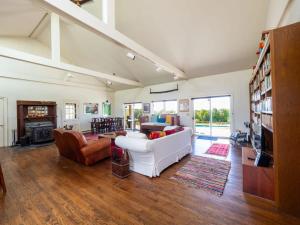 sala de estar con sofá blanco y chimenea en Berkshire Vacation Rentals: Private Oasis: 16 Acres Pool, en Chatham