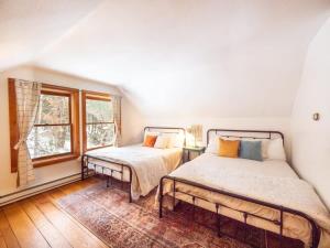 een slaapkamer met 2 bedden en een raam bij Berkshire Vacation Rentals: Private Cabin On Over 12 Acres Of Woods in Becket