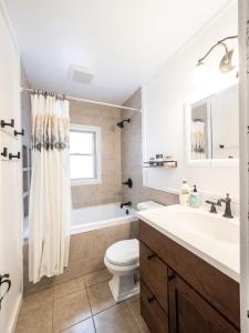 uma casa de banho com uma banheira, um WC e um lavatório. em Berkshire Vacation Rentals: Chic Pittsfield Home With A View em Pittsfield