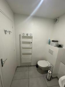Kúpeľňa v ubytovaní Appartement calme Antony, terrasse, vue jardin, proche Paris et Orly