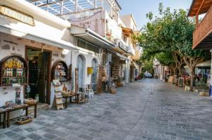 una calle vacía con tiendas y tiendas en una ciudad en Rustic House in the country, en Kritsá