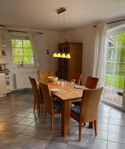 a dining room with a wooden table and chairs at Deichbrise in Greetsiel