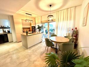 a kitchen and dining room with a table and chairs at Encanto Apartamento Sol Andalusí in Alhaurín de la Torre