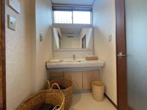 a bathroom with a sink and a mirror at 【 円 madoka 】逗子鎌倉で暮らすように過ごす一棟貸し宿泊施設​ in Zushi