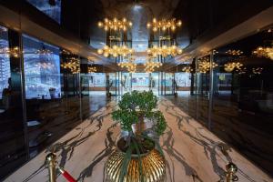 a lobby with a large building with a chandelier at Apartamente by R S in Năvodari