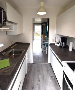 Bungalow "Ostseehus" في Grömnitzerhagen: مطبخ مع حوض وطاولة عمل