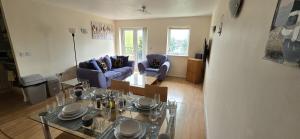 a living room with a table and chairs and a living room at SAV Apartment one bed Flat Uxbridge in Uxbridge