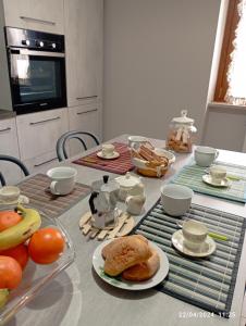 - une table avec des assiettes de nourriture et des fruits dans l'établissement La casa sul poggio, à Lubriano