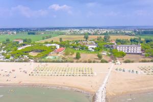 - une vue aérienne sur une plage de sable dans l'établissement Villaggio San Paolo, à Cavallino-Treporti