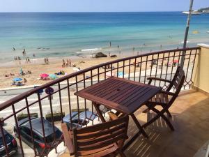 セジンブラにあるVista Azulのビーチを見渡すバルコニー(テーブル、椅子付)