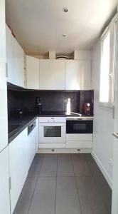 Kuchyň nebo kuchyňský kout v ubytování Bel appartement, idéal pour visiter Paris, Disney et du parc floral