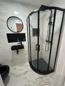 bagno con specchio e doccia in vetro. di Blissful 1-bedroom entire place a Cambridge