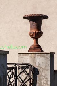 a vase sitting on top of a wall at Azienda Agricola Mandranova in Palma di Montechiaro