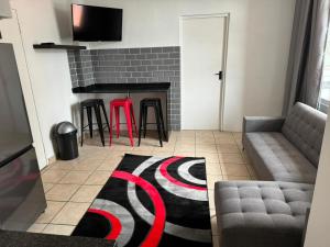Una sala de estar con un sofá y una chimenea. en Ocean's 68, en Durban