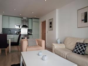 ستل لايف تاور هيل اكسيكتيف في لندن: غرفة معيشة مع أريكة وطاولة