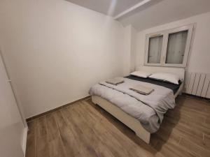 a bedroom with a bed with two towels on it at Charmant T2 proche transport in Drancy