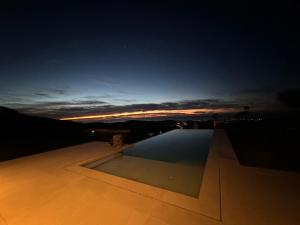De zonsopgang of zonsondergang vanuit de villa