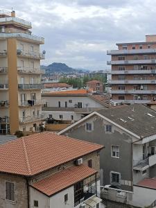 uitzicht op een stad met gebouwen en huizen bij Nice days in Pescara