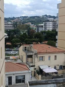 uitzicht op een stad met gebouwen en auto's bij Nice days in Pescara